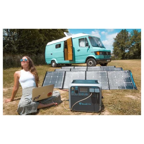 Bluetti Poweroak mit Solarpanel beim Camping