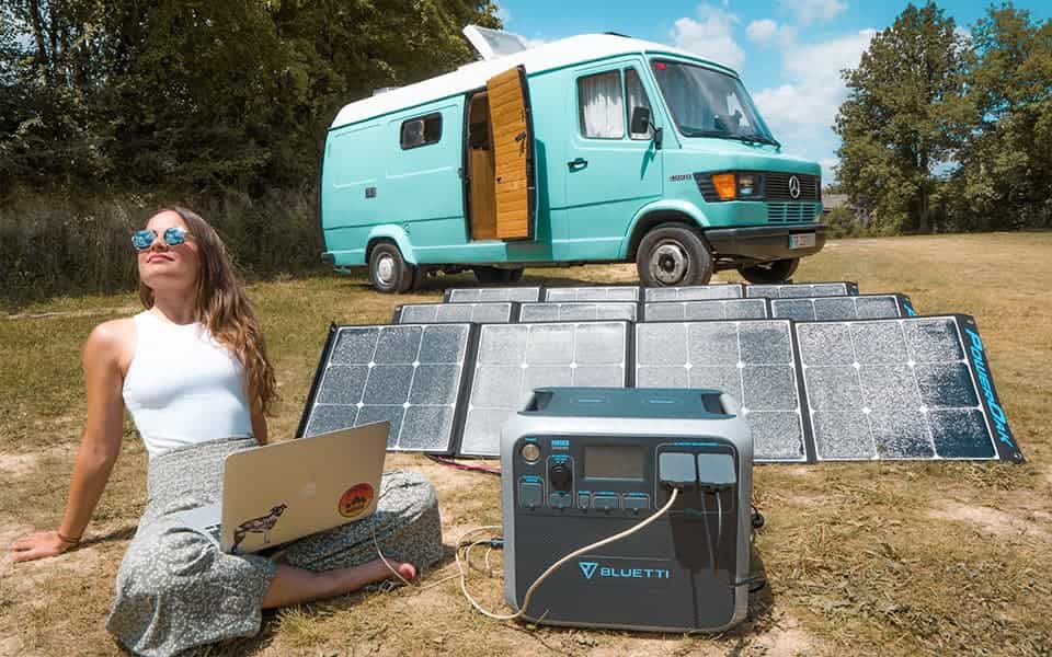Bluetti Poweroak mit Solarpanel beim Camping