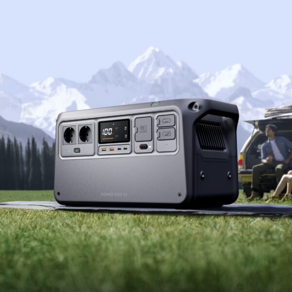 DJI Power 1000 V2 tragbare Powerstation, Frontansicht mit Display und Anschlüssen im Outdoor-Einsatz