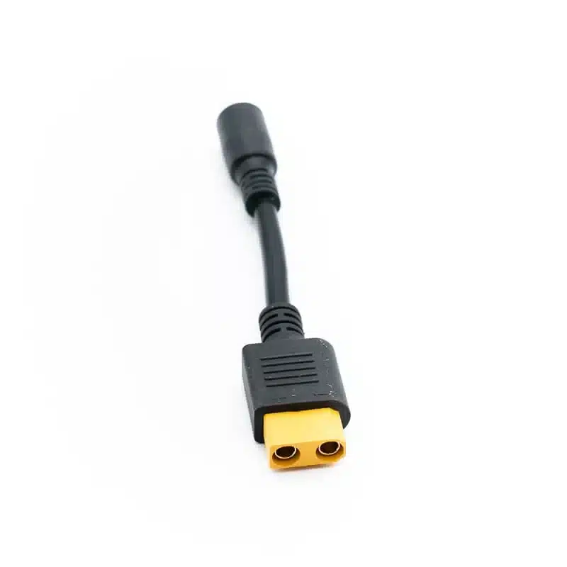Bluetti DC7909 zu XT90 Kabel mit XT90-Stecker (gelb) und DC-Rundstecker auf weißem Hintergrund