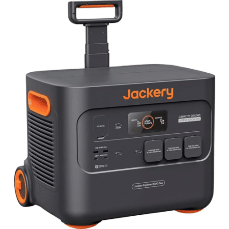 Jackery Explorer 2000 Plus Powerstation in schräger Vorderansicht mit ausziehbarem Griff und Bedienfeld
