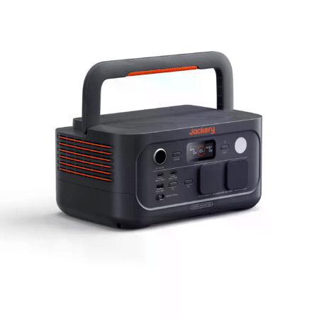 Jackery Explorer 500 V2 tragbare Powerstation in schräger Frontansicht mit Tragegriff und Bedienfeld