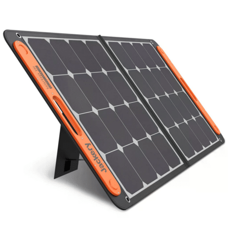 Jackery SolarSaga 100W Solarpanel aufgeklappt, Frontansicht mit sichtbaren Solarzellen und Standfuß