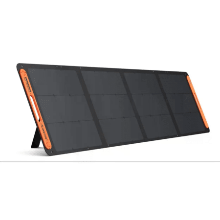 Jackery SolarSaga 200 Solarpanel aufgeklappt in schräger Frontansicht mit ausklappbarer Stütze