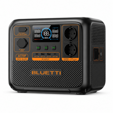 Frontansicht der Bluetti AC70P Portable Powerstation mit Display, USB-Ports, DC-Eingang und zwei Schuko-Steckdosen