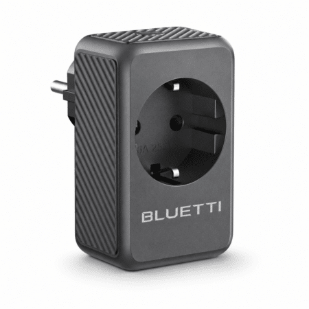 BLUETTI S1 Smart Plug in schräger Frontansicht mit Schuko-Steckdose und seitlicher Strukturfläche