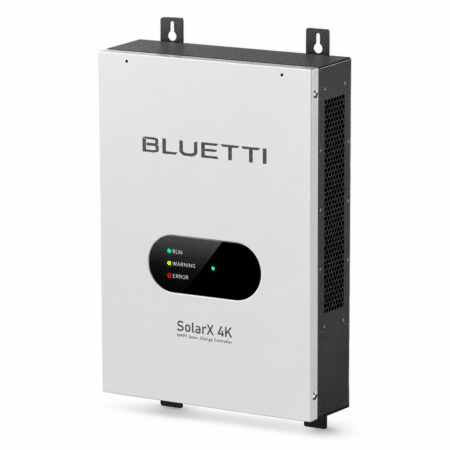 Frontansicht des Bluetti SolarX 4K MPPT-Ladereglers mit Status-LEDs und seitlichem Lüftungsgitter