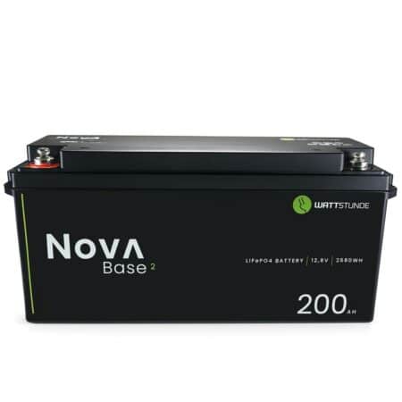 WATTSTUNDE NOVA Base 2 200 Ah LiFePO4 Batterie 12,8 V in schwarzem Kunststoffgehäuse mit M8-Polanschlüssen, Frontansicht freigestellt