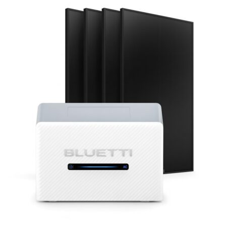 BLUETTI Balco 260 Komplettset: weißer Balkonkraftwerk-Speicher vor vier Full-Black-Solarmodulen mit zusammen 1820Wp