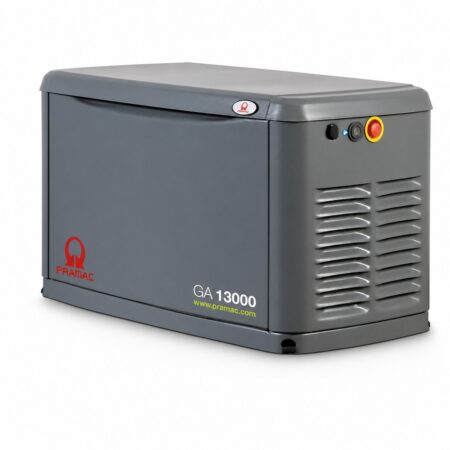 Pramac Powerknight GA 13000 Gas-Stromerzeuger 230 V im grauen Aluminium-Schallschutzgehäuse mit Lüftungsschlitzen und Not-Aus-Taster, Schrägansicht