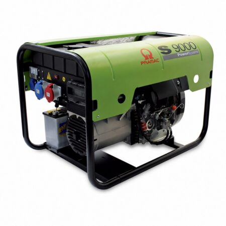 Pramac S 9000 Diesel-Stromerzeuger 400 V / 230 V im grünen Gehäuse mit schwarzem Rohrrahmen, CEE- und Schuko-Steckdosen, Starterbatterie für E-Start, Schrägansicht